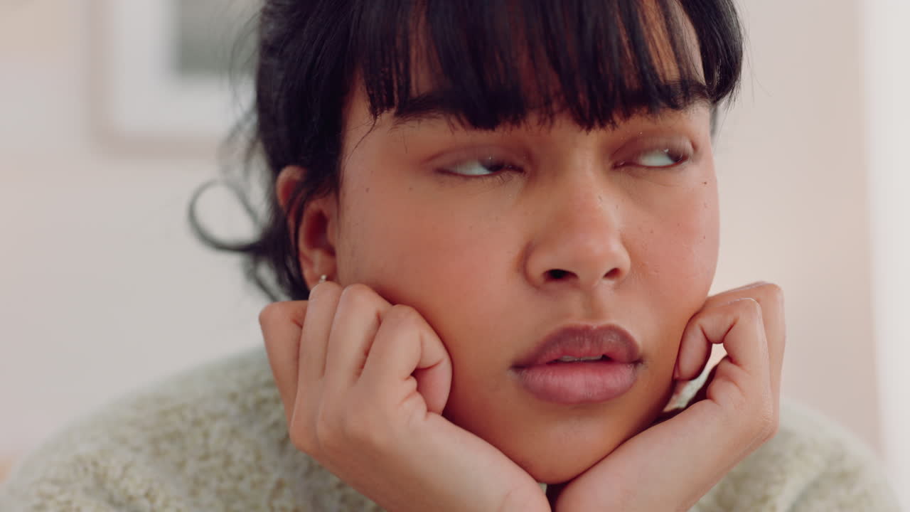 집에서 슬픈 얼굴을 가진 여자