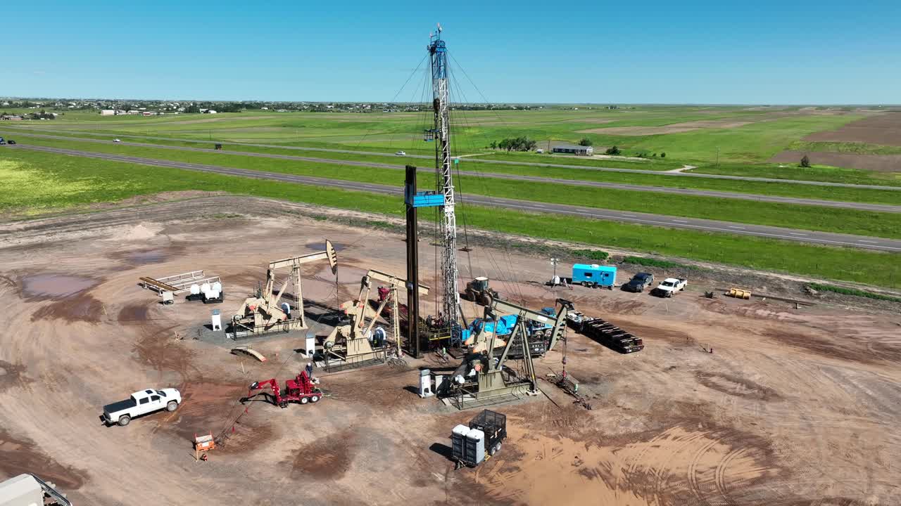 Bred kredsbevægelse omkring en olieboringsoperation med boretårne og olieplatform til fracking