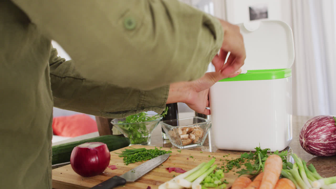 видео рук двухрасовой женщины, готовящей еду