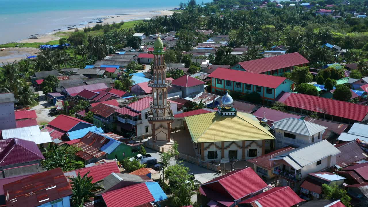인도네시아 동부 칼리만탄의 발리크파판 마을의 만가르 지역의 메지드 안 누르 모스크 미나에서 날아다니고 있습니다.
