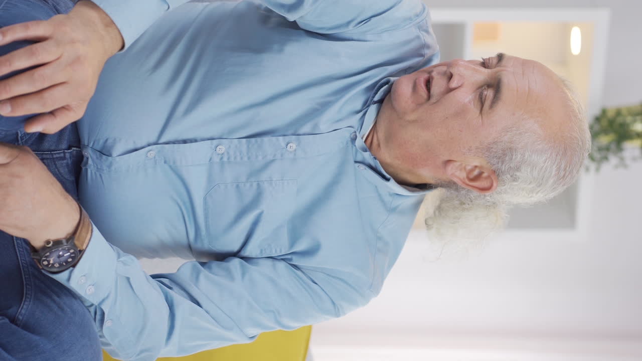 el video vertical del anciano que huele bien es feliz.