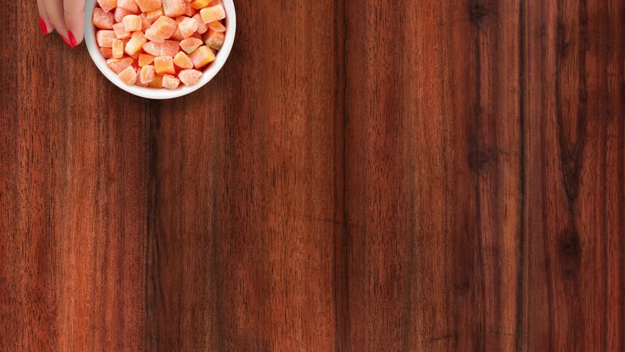 ofreciendo zanahorias congeladas en cubos