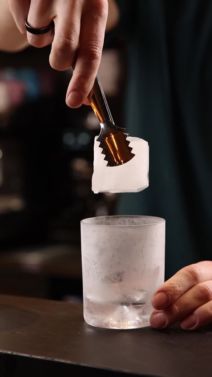 Preparare un cocktail con ghiaccio