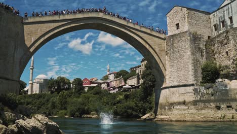 Joven-Bosnio-Salta-Desde-El-Puente-De-Mostar-Para-Mostrar-Como-Una-Tradición