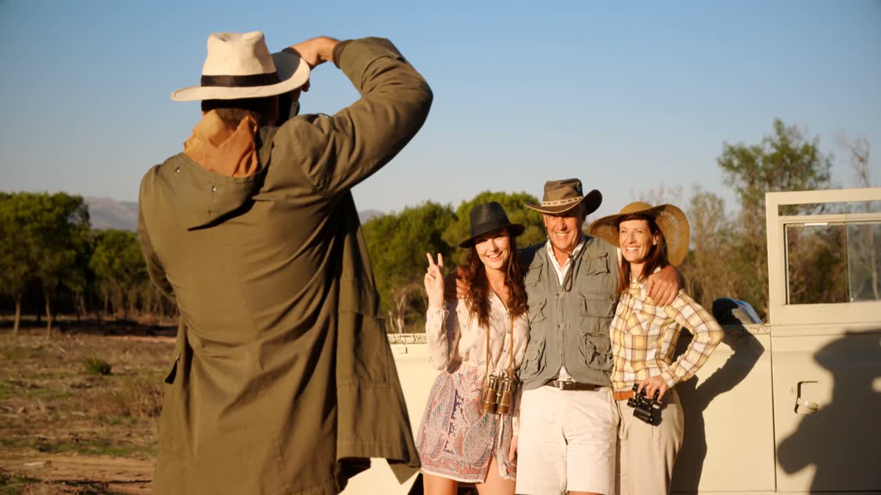 hombre tomando una foto de sus amigos durante unas vacaciones de safari 4k