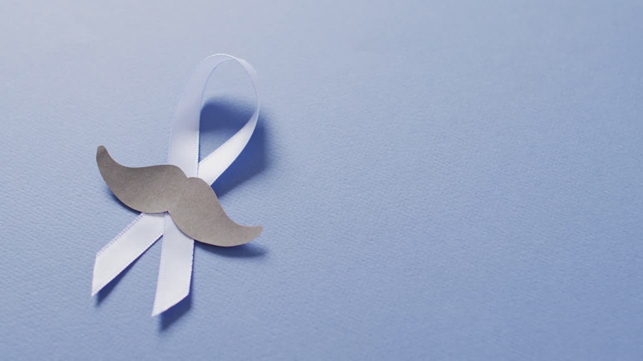 Video di baffi di carta e fiocco celeste per il cancro alla prostata su sfondo celeste