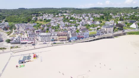 Crozon-town-and-beach-in-Brittany,-France