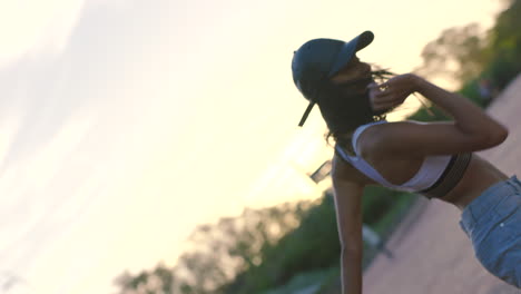 mujer bailando al aire libre al atardecer