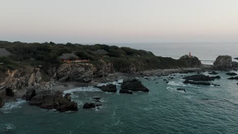 Schroffe-Klippen-Und-Felsformationen-Am-Ozean-In-Puerto-Escondido,-Mexiko---Luftdrohnenaufnahme