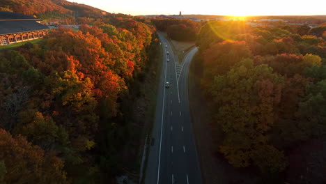 Toma-Aérea-De-Establecimiento-De-Tráfico-En-La-Carretera-Durante-La-Hermosa-Temporada-De-Otoño-De-Follaje-De-Otoño