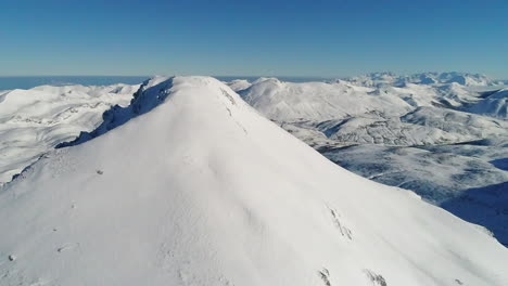 Atemberaubende-Luftaufnahme-Eines-Isolierten-Schneebedeckten-Gipfels,-Umgeben-Von-Den-Majestätischen-Bergen-Der-Picos-De-Europa,-Kantabrische-Bergkette,-Norden,-Spanien
