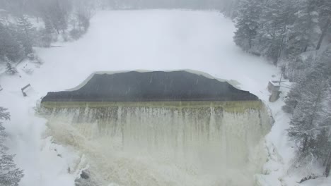 Tiro-Elevado-De-Cascada-Durante-Un-Día-De-Nieve-En-El-Campo-De-Canadá