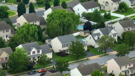 Quaint-housing-neighborhood-in-summer-in-USA