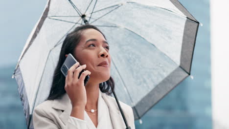 Anruf,-Lächeln-Und-Frau-Mit-Regenschirm