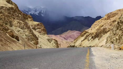 On-the-road-towards-the-city-of-Leh,-Jammu-and-Kashmir,-India