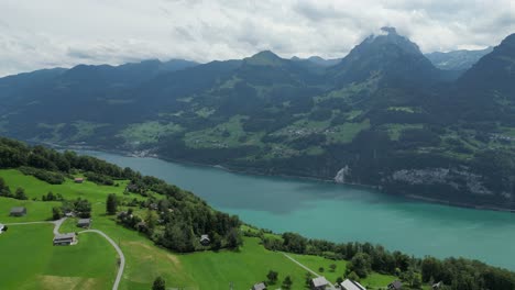 Paradisíaco-Paisaje-Natural-Del-Lago-Walensee-Cerca-De-Amden,-Suiza