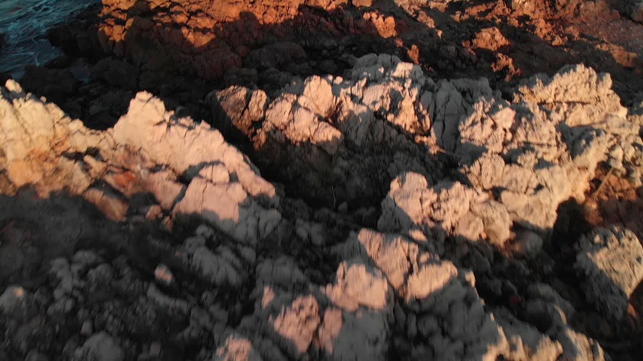 drone volando sobre el mar en antibes, francia