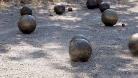 bola de petanca golpeándose entre sí