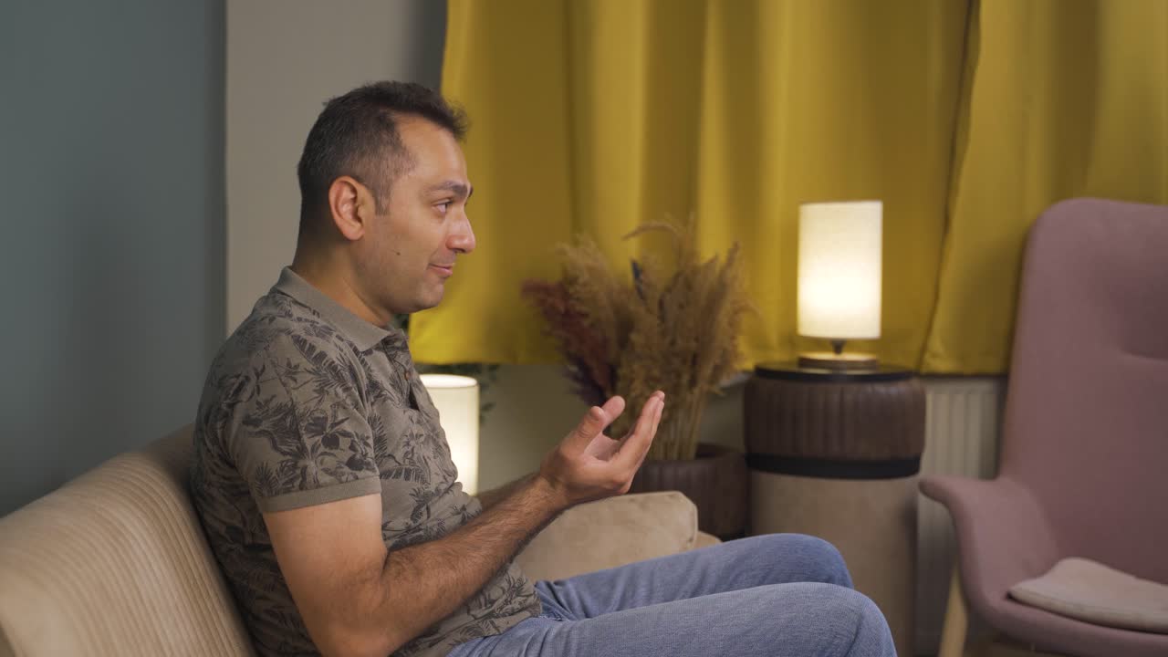 el hombre está gritando de ira en casa.