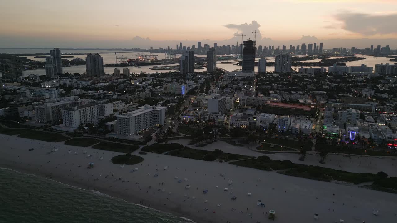el horizonte aéreo de miami de south beach ocean drive avenue road al atardecer