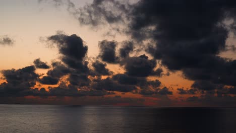 Mystische-Dunkle-Wolken,-Klarer-Himmel-Mit-Wunderschönem-Sonnenuntergang-Von-Einem-Fahrenden-Schiff-Aus,-Sonnenuntergangskreuzfahrt,-Wolkenlandschaft-Und-Weiter-Meerblick-Vom-Kreuzfahrtschiff-Aus