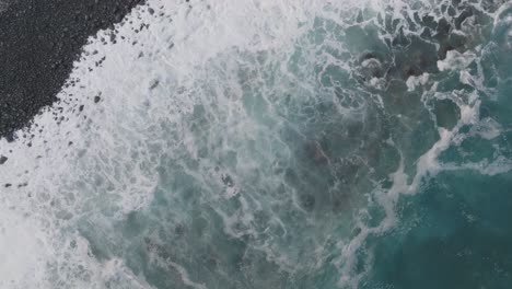 Vuelo-Con-Drones-Sobre-La-Playa-Salvaje-Con-Rocas-Negras-Y-Grandes-Olas-En-Madeira-Portugal