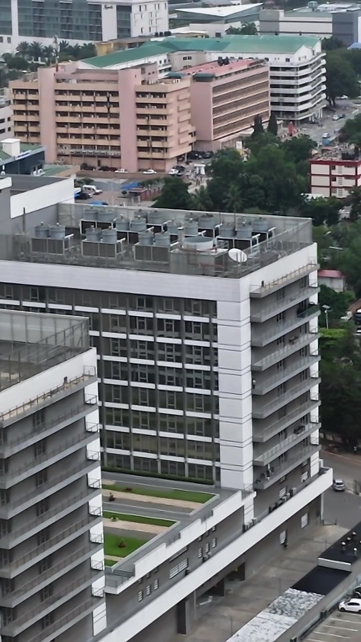 Vista da paisagem urbana de Accra com edifícios e ruas movimentadas em Gana