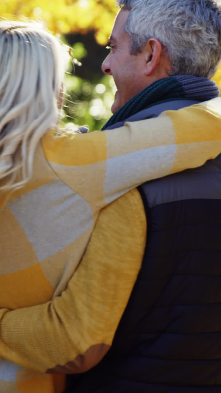 hombre levantando y girando esposa al aire libre