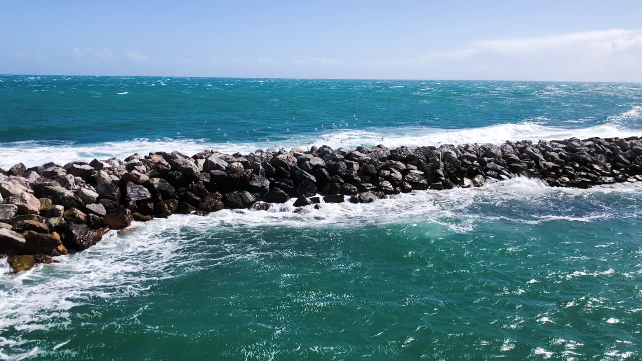 rompeolas de rocas en un mar tormentoso