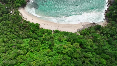 Tiro-De-Drone-De-La-Playa-De-La-Libertad-En-Phuket,-Tailandia