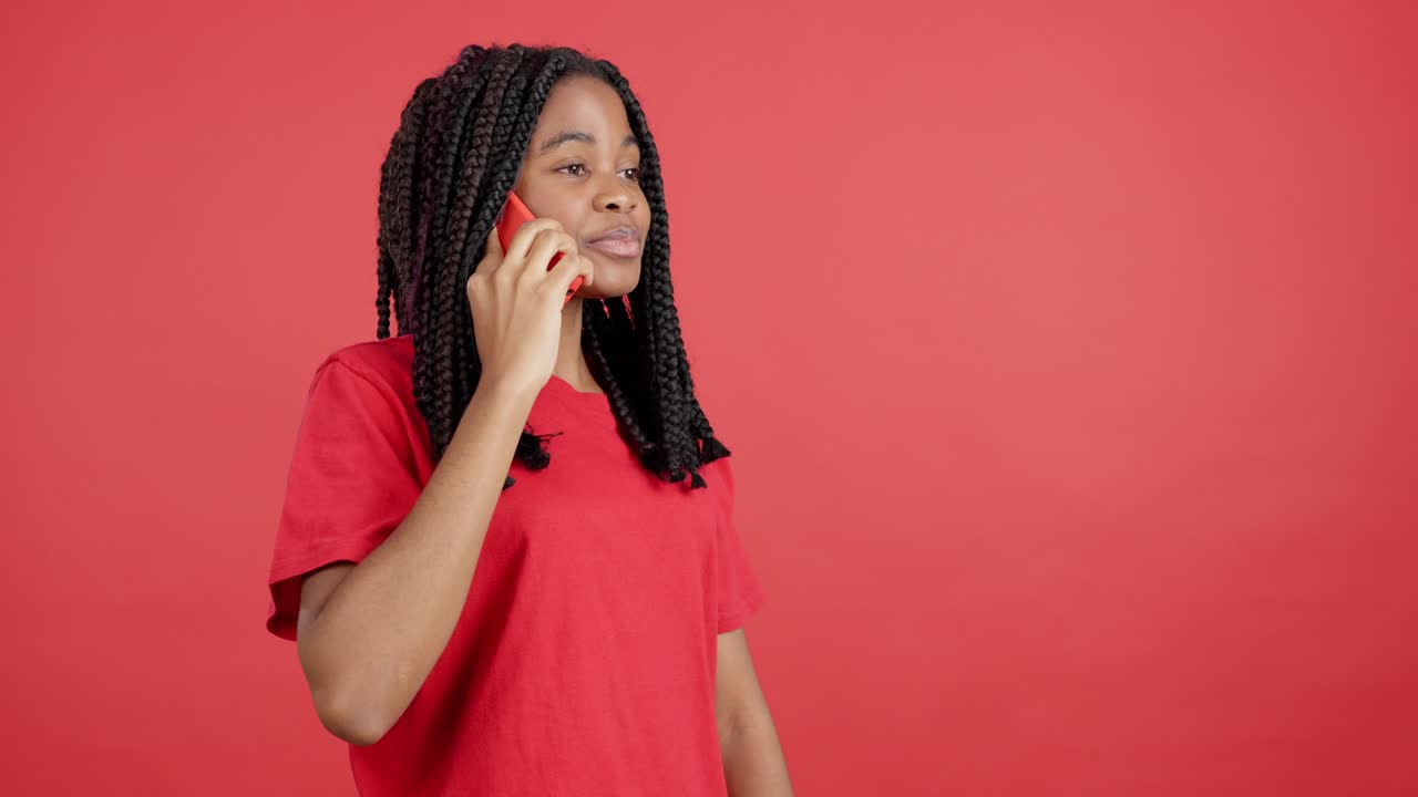 전화로 얘기하는 여자