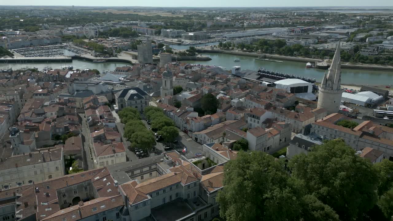 Puerto y antigua torre de La Rochelle