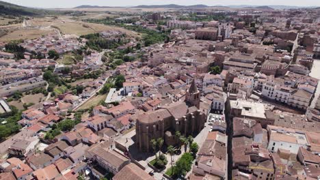 la magnífica iglesia de santiago, el vasto paisaje de la ciudad revelado, aérea