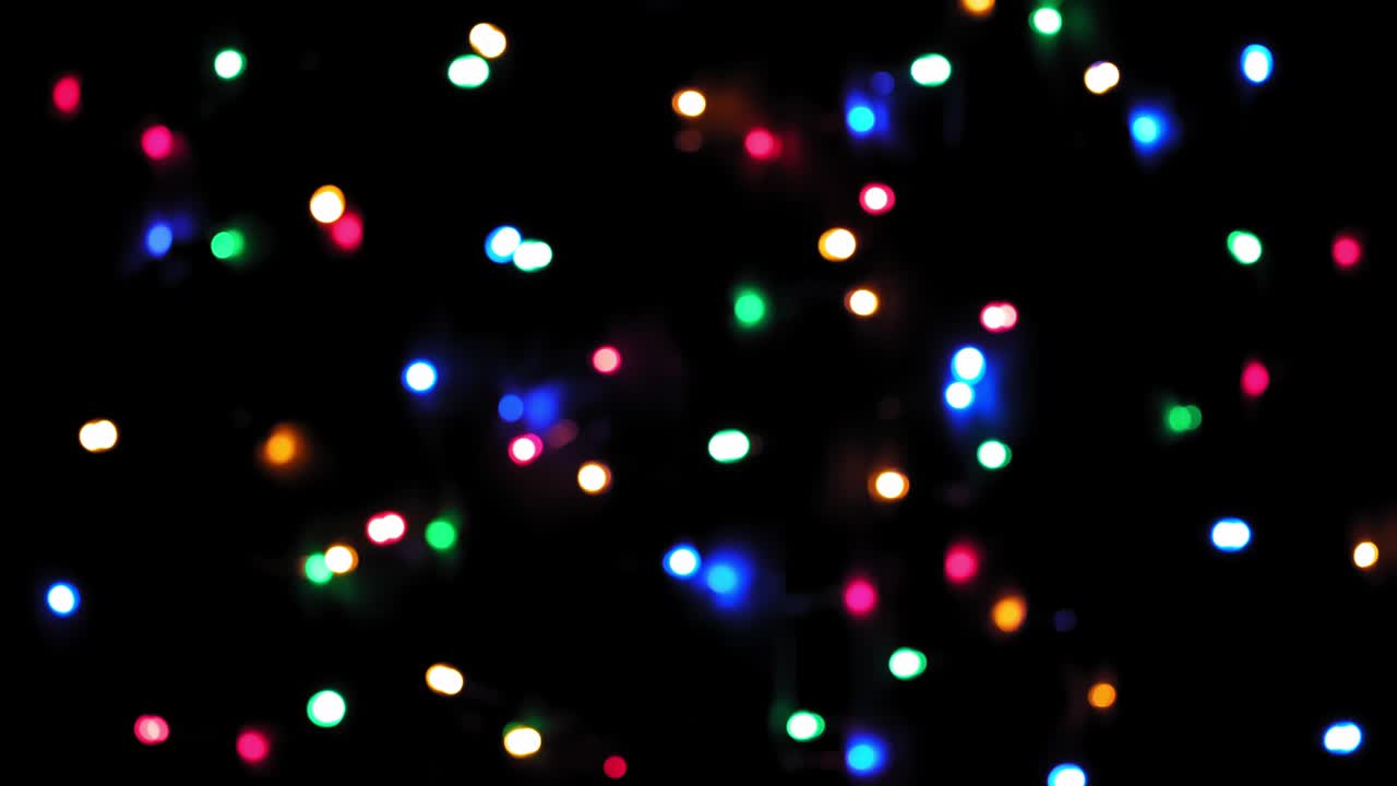 4k. estado de ánimo navideño, luces multicolores redondas y desenfocadas. hermoso salvapantallas de año nuevo. feliz felicitación navideña. fondo abstracto de guirnaldas brillantes por la noche. guirnalda navideña