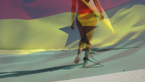 animación de la bandera de ghana sobre mujer afroamericana con tabla de surf en la playa