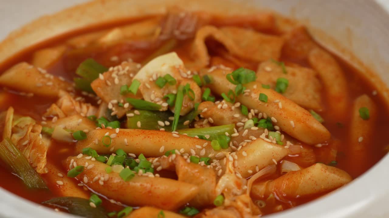 Chewy rice cakes simmered in a spicy, savory sauce with fish cakes and vegetables. 쫄깃한 떡이 매콤한 소스와 어묵, 채소와 어우러진 한 그릇.