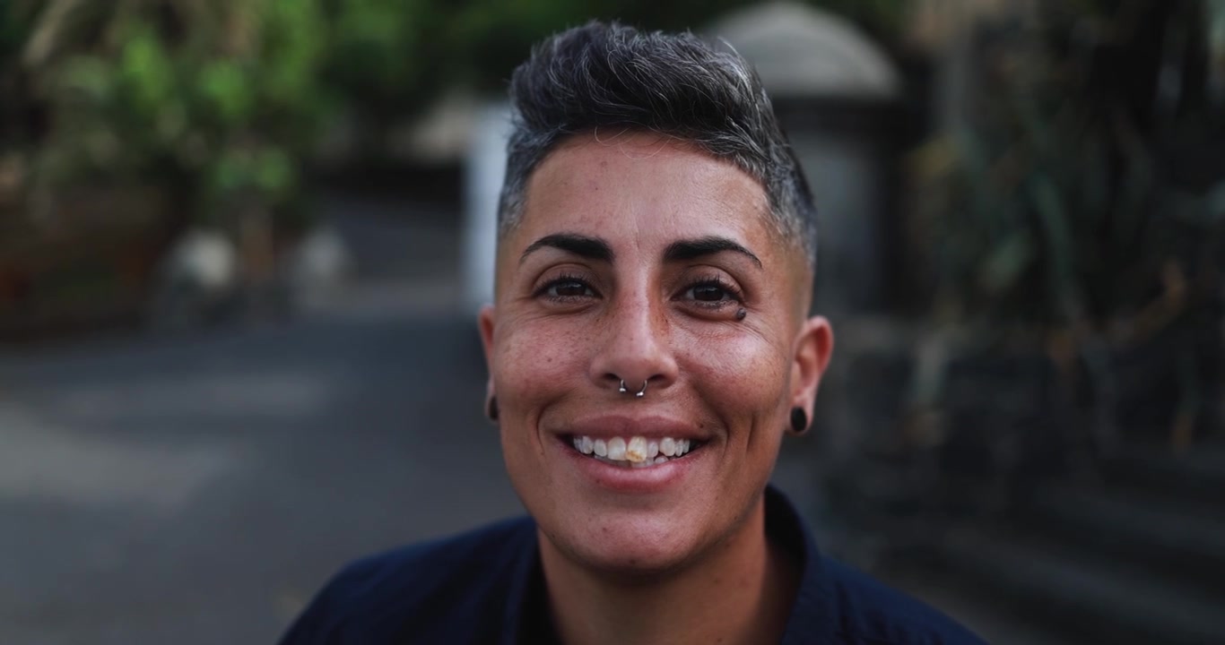Retrato em primeiro plano de uma pessoa feliz sorrindo para a câmera