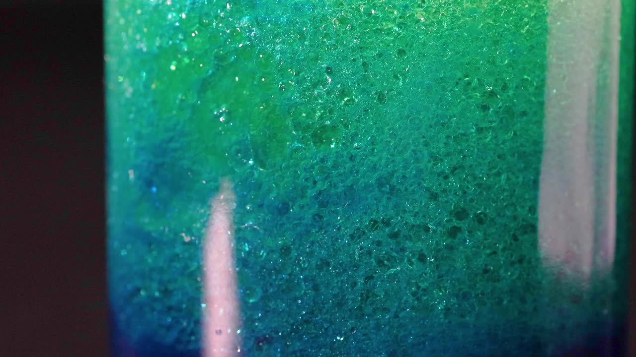 una exhibición hipnotizante de colores giratorios en una lámpara de lava, mostrando movimiento dinámico de fluidos y tonos vibrantes durante 10 segundos