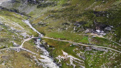 瑞士的山地小河流在巨大的山岩之间 萨斯费