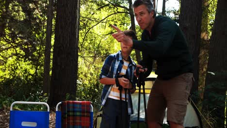 padre e hijo interactuando entre sí fuera de la tienda