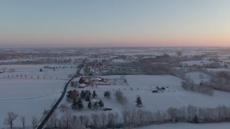 Dolly-Vorwärts-über-Eine-Schneebedeckte-Landschaft-Kurz-Vor-Sonnenaufgang