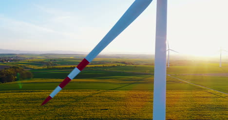 Molinos-De-Viento-Contra-La-Hermosa-Atardecer