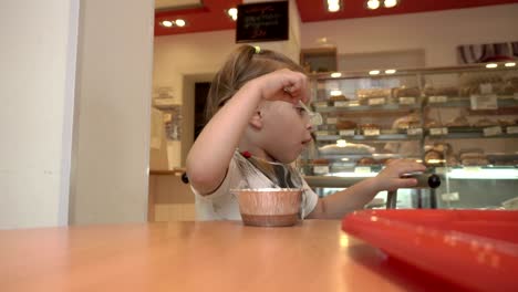 la niña está comiendo postre.