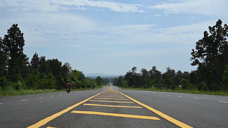 Autostrada per il Parco Nazionale di Pha Taem, Ubon Ratchathani, Thailandia