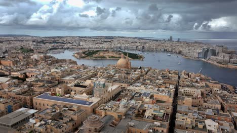 Vista-Aérea-De-La-Ciudad-De-La-Valeta,-La-Isla-Manoel-Y-Sliema-En-Un-Día-Nublado