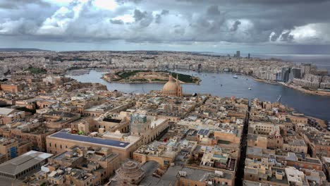 vista aérea de la ciudad de valletta, la isla de manoel y sliema en un día nublado