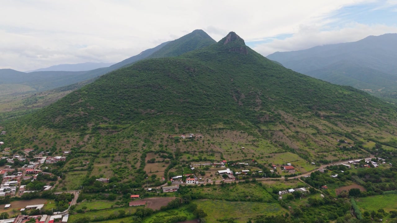 Vista panorámica con dron de senderos y montañas en Teotitlán del Valle, Oaxaca