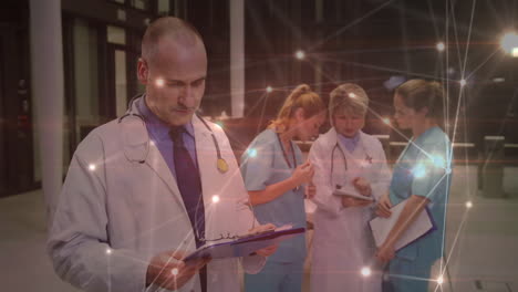 animación de conexiones sobre el médico masculino caucásico con notas