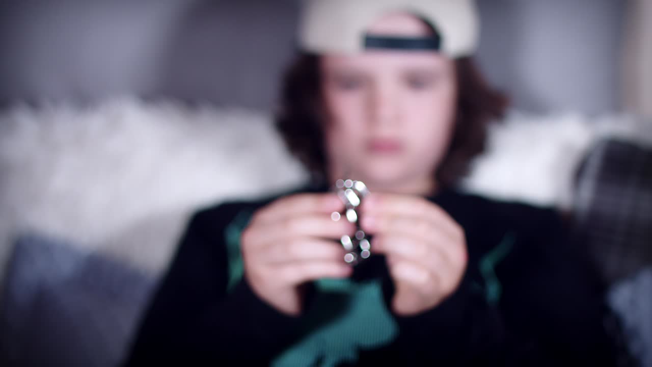 4k de manos de niños jugando con rompecabezas de metal para el cerebro teaser