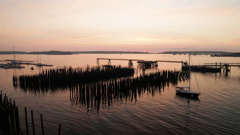 Hermoso-Amanecer-Del-Puerto-De-Portland-Maine,-Tiro-Aéreo-Sobre-Pilotes-De-Muelle